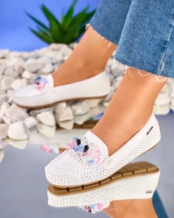 Royalfashion Ażurowe białe mokasyny damskie z ozdobnymi kryształkami Cizzas