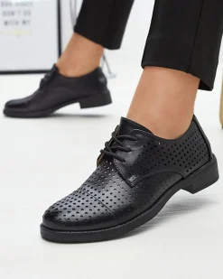 Royalfashion Ażurowe czarne damskie eko skórzane półbuty Azedvo