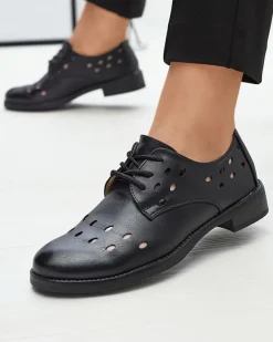 Royalfashion Ażurowe damskie eko skórzane półbuty w kolorze czarnym Selofso