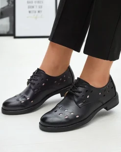 Royalfashion Ażurowe damskie eko skórzane półbuty w kolorze czarnym Selofso