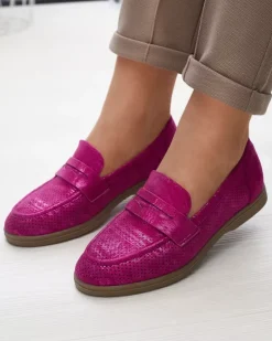 Royalfashion Ażurowe fuksjowe damskie mokasyny z połyskującym wykończeniem Idesa