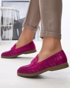Royalfashion Ażurowe fuksjowe damskie mokasyny z połyskującym wykończeniem Idesa