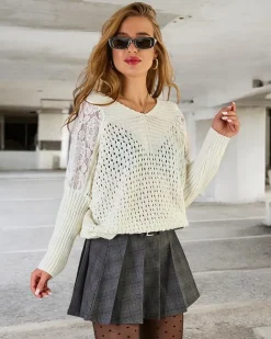 Royalfashion Ażurowy sweter damski z koronką
