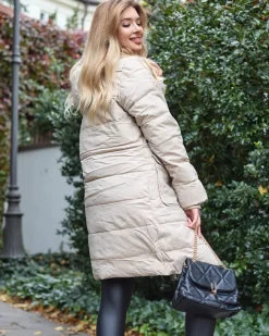 Royalfashion Beżowa damska długa kurtka zimowa z syntetycznym ociepleniem