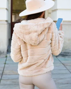 Royalfashion Beżowa kurtka damska z imitacji futra