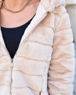 Royalfashion Beżowa kurtka damska z imitacji futra