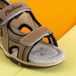 Royalfashion Beżowe chłopięce sandały na rzepy Elbrus