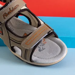 Royalfashion Beżowe chłopięce sandały na rzepy Monekin