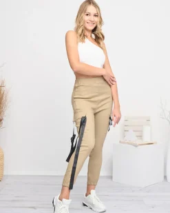 Royalfashion Beżowe damskie spodnie bojówki z paskiem