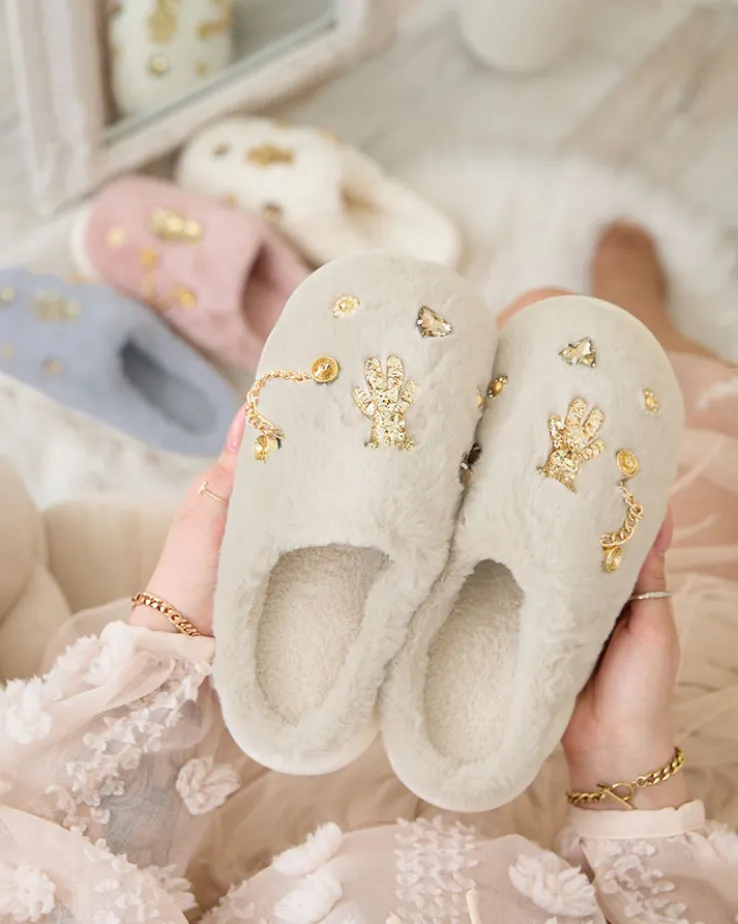 Royalfashion Beżowe damskie futrzane kapcie z ozdobami Erserra