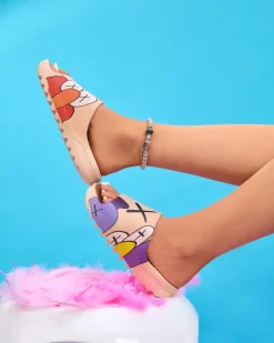 Royalfashion Beżowe gumowe klapki damskie z printem Pfizz