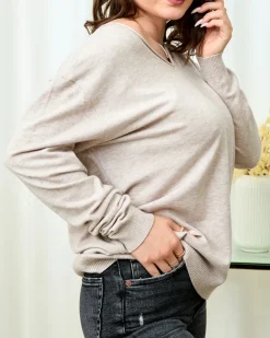 Royalfashion Beżowo- szary sweter damski z dekoltem w serek