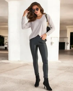 Royalfashion Beżowo- szary sweter damski z dekoltem w serek