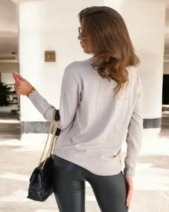 Royalfashion Beżowo- szary sweter damski z dekoltem w serek