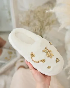Royalfashion Białe damskie futrzane kapcie z ozdobami Erserra