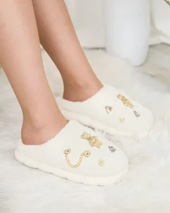 Royalfashion Białe damskie futrzane kapcie z ozdobami Erserra