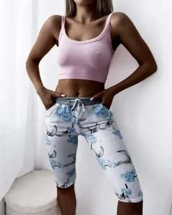 Royalfashion Białe damskie spodenki 3/4 z kwiatowym wzorem