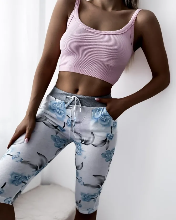 Royalfashion Białe damskie spodenki 3/4 z kwiatowym wzorem