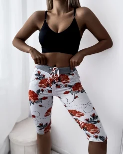 Royalfashion Białe spodenki damskie 3/4 w czerwone kwiaty