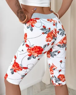 Royalfashion Białe spodenki damskie 3/4 w czerwone kwiaty