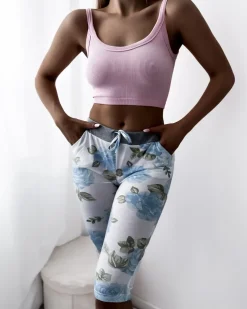 Royalfashion Białe spodenki damskie 3/4 w niebieskie kwiaty