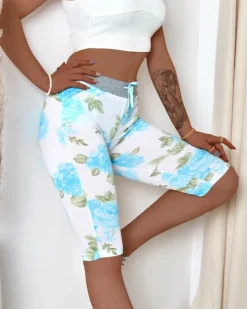 Royalfashion Białe spodenki damskie 3/4 w niebieskie kwiaty