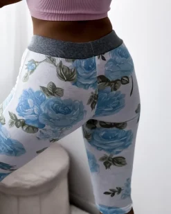 Royalfashion Białe spodenki damskie 3/4 w niebieskie kwiaty