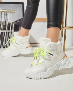 Royalfashion Białe sportowe buty damskie z futerkiem i neonowymi zielonymi sznurówkami Sagglo