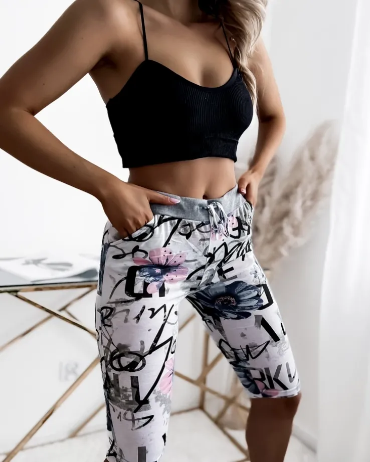 Royalfashion Biało- niebieskie spodenki damskie 3/4 z printem