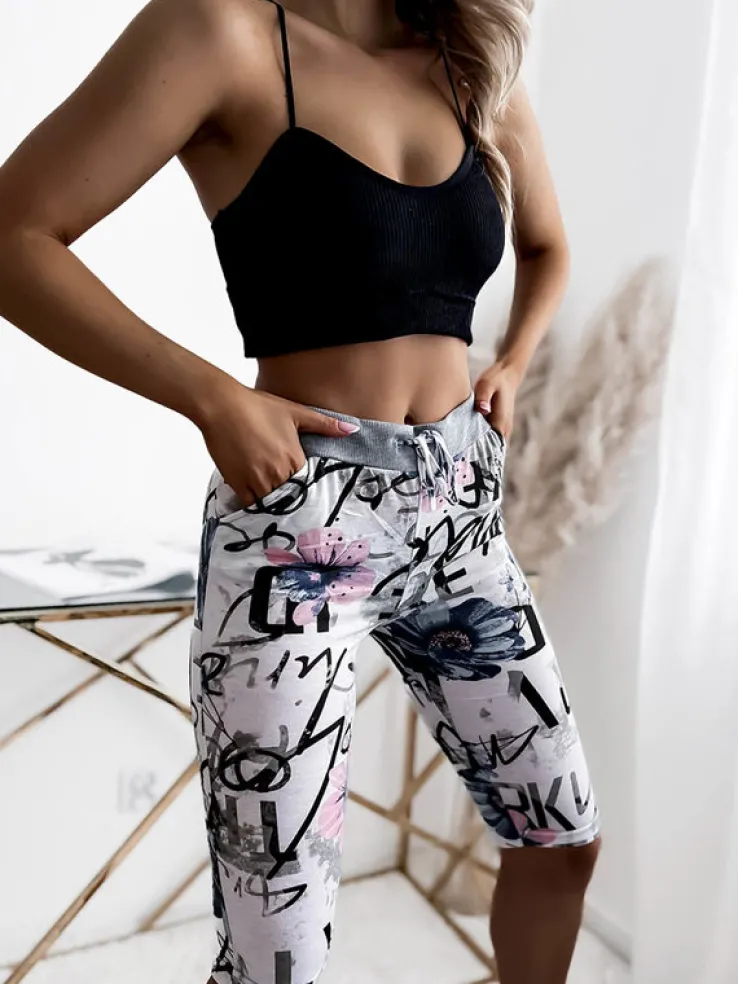 Royalfashion Biało- niebieskie spodenki damskie 3/4 z printem