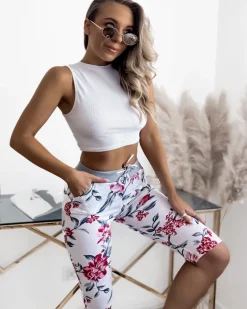 Royalfashion Biało- różowe spodenki damskie 3/4 z printem