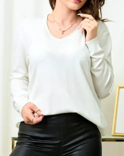 Royalfashion Biały sweter damski z dekoltem w serek