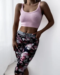 Royalfashion Bordowe damskie spodenki 3/4 z kwiatowym wzorem