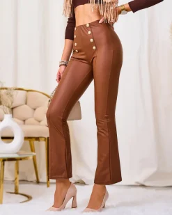 Royalfashion Brązowe damskie eko-skórzane legginsy ze złotymi guzikami