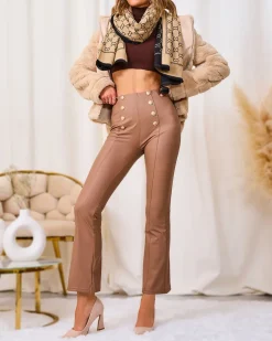 Royalfashion Brązowe damskie eko-skórzane legginsy ze złotymi guzikami