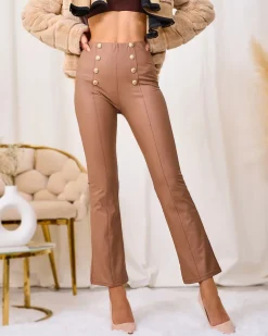 Royalfashion Brązowe damskie eko-skórzane legginsy ze złotymi guzikami