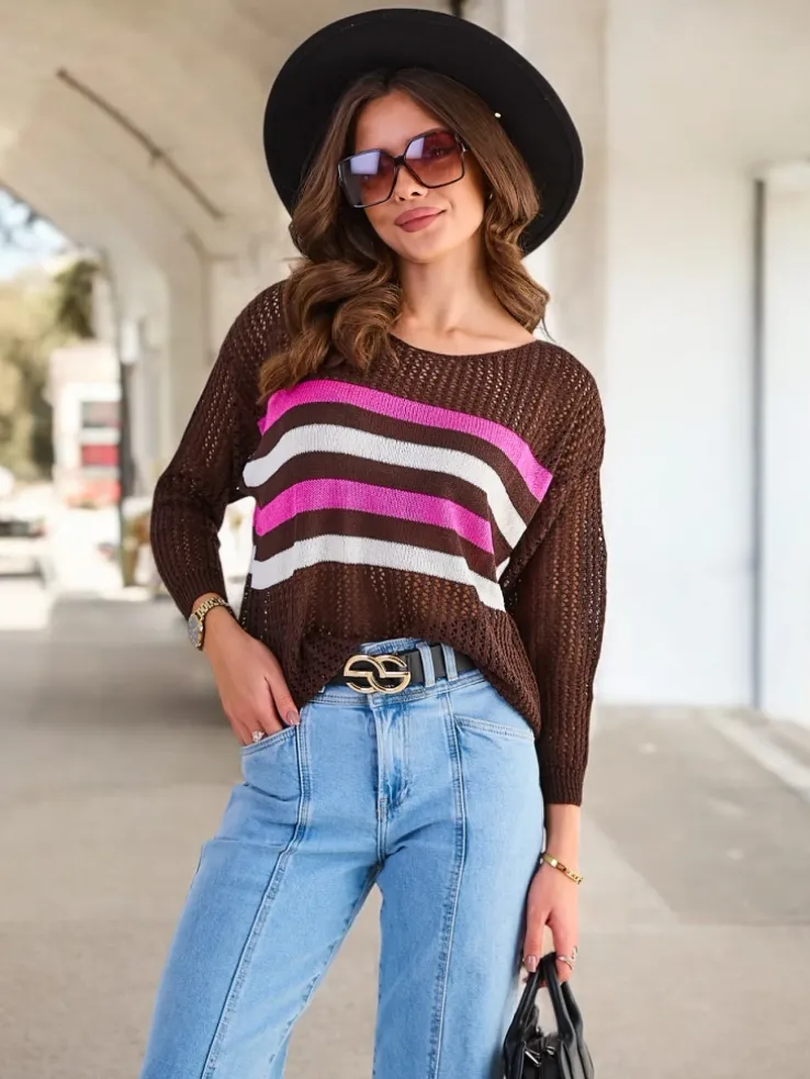 Royalfashion Brązowy ażurowy damski sweter w paski