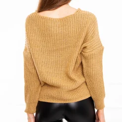 Royalfashion Brązowy sweter damski z naszyjnikiem