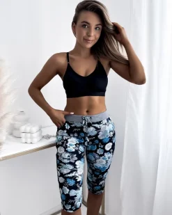 Royalfashion Ciemnoniebieskie damskie spodenki 3/4 z kwiatowym wzorem