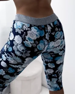 Royalfashion Ciemnoniebieskie damskie spodenki 3/4 z kwiatowym wzorem