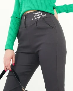 Royalfashion Ciemnoszare tregginsy damskie materiałowe z ozdobnymi napisami