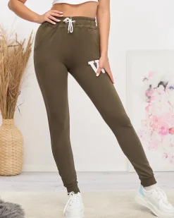 Royalfashion Ciemnozielone damskie spodnie dresowe z kolorową naszywką