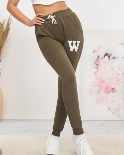 Royalfashion Ciemnozielone damskie spodnie dresowe z kolorową naszywką