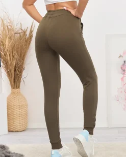 Royalfashion Ciemnozielone damskie spodnie dresowe z kolorową naszywką