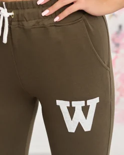 Royalfashion Ciemnozielone damskie spodnie dresowe z kolorową naszywką