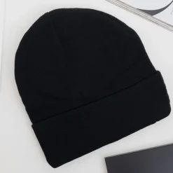 Royalfashion Czarna czapka beanie z naszywką