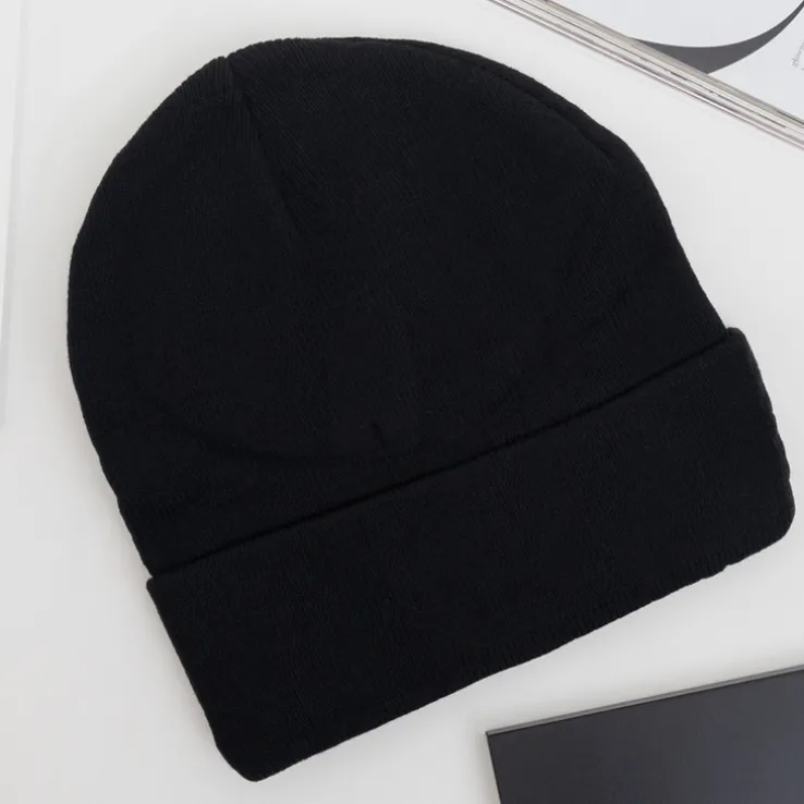 Royalfashion Czarna czapka beanie z naszywką