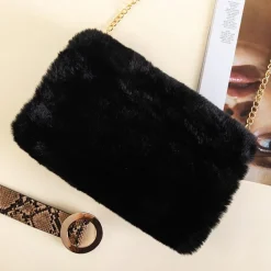 Royalfashion Czarna futrzana torebka na ramię
