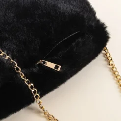 Royalfashion Czarna futrzana torebka na ramię