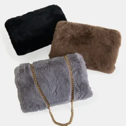 Royalfashion Czarna futrzana torebka na ramię